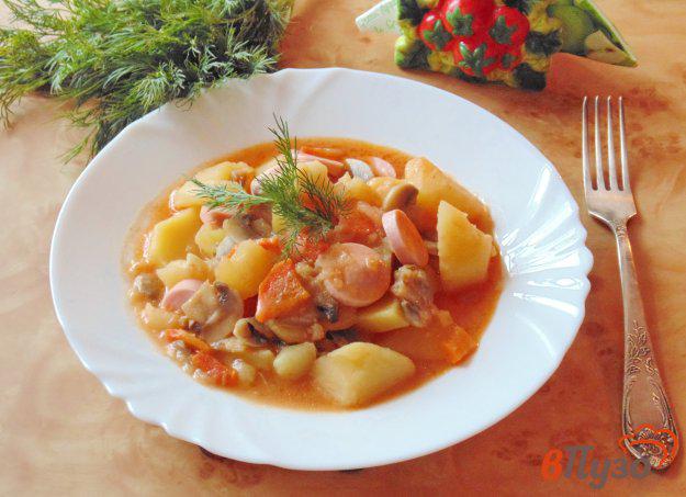 фото рецепта: Картофель с грибами и сосисками в соусе