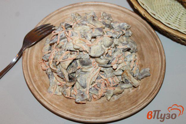 фото рецепта: Салат из отварных куриных субпродуктов, грибов и корейской моркови