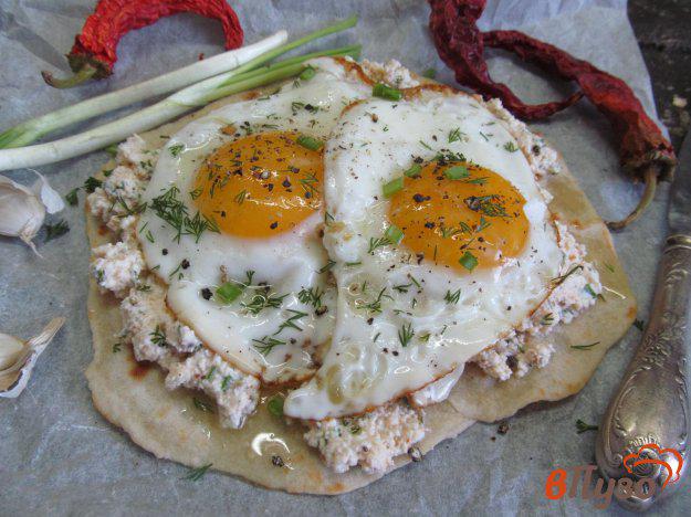 фото рецепта: Творожный острый крем с яйцом на лепешке