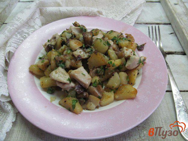 фото рецепта: Жареный картофель с грибами и курицей в мультиварке