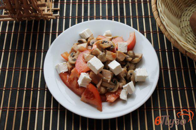 фото рецепта: Помидорный салат с фетой и копченой куриной грудкой