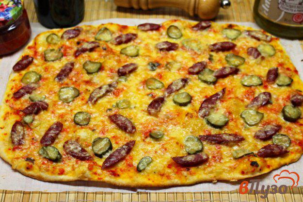 фото рецепта: Пицца с охотничьими колбасками и соленым огурцом
