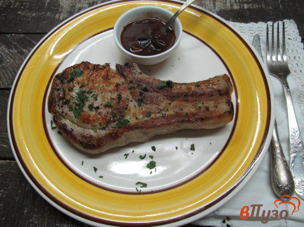фото рецепта: Свиной стейк с соусом из черной смородины