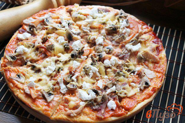фото рецепта: Пицца с копченой курицей грибами и фетой
