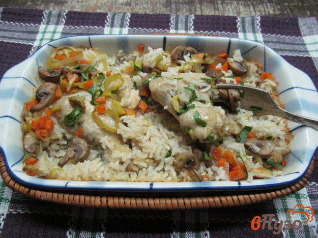 фото рецепта: Рис с овощами и куриными крыльями в духовке