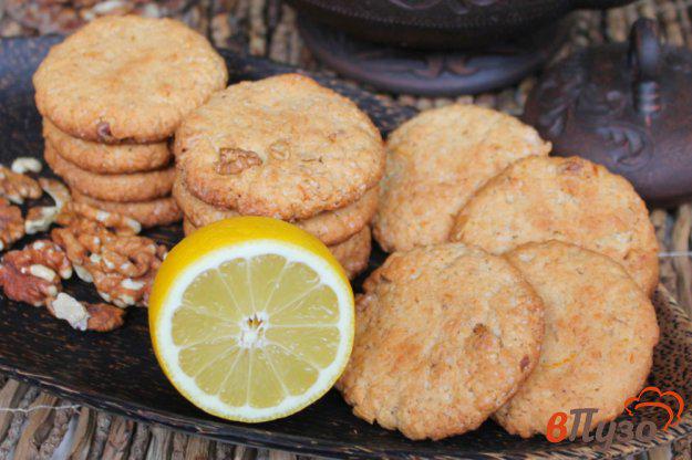 фото рецепта: Тонкое овсяное печенье с лимоном и орехами