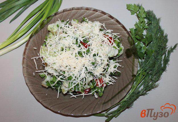 фото рецепта: Легкий салат с айсбергом шпинатом и твердым сыром