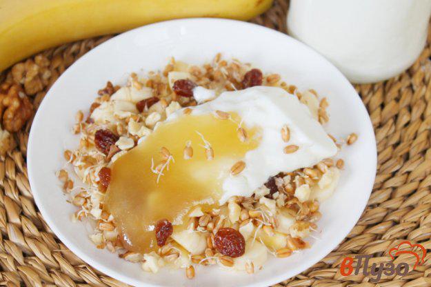 фото рецепта: Полезный завтрак из пророщенной пшеницы с бананом и йогуртом