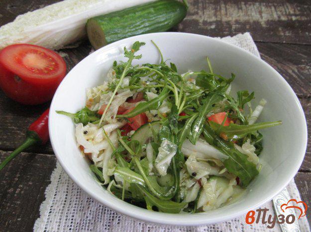 фото рецепта: Салат из пекинской капусты с помидором и рукколой