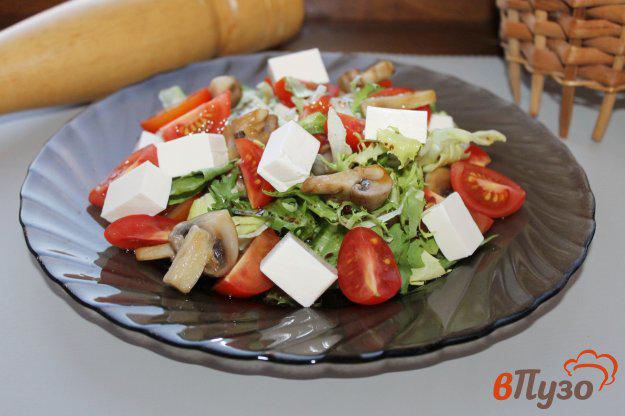 фото рецепта: Закусочный салат из черри с грибами и сыром
