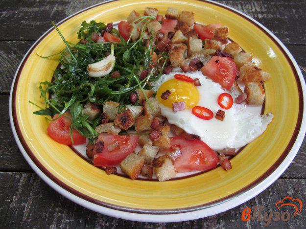 фото рецепта: Яйцо с гренками на беконе и рукколой