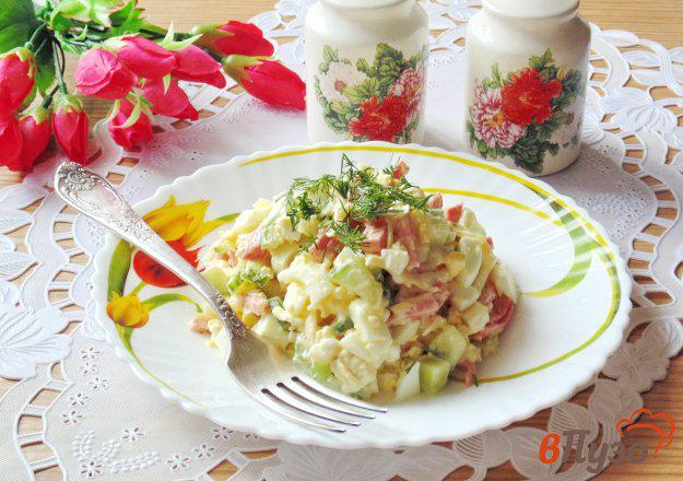 фото рецепта: Салат с огурцом, сыром и салями