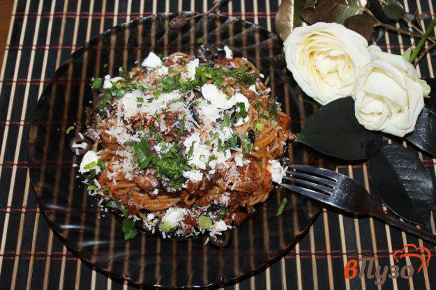 фото рецепта: Спагетти с копченой курицей и грибами в томатном соусе
