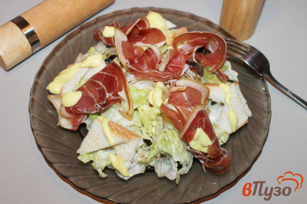 фото рецепта: Салат с вяленым мясом грибами и сухариками