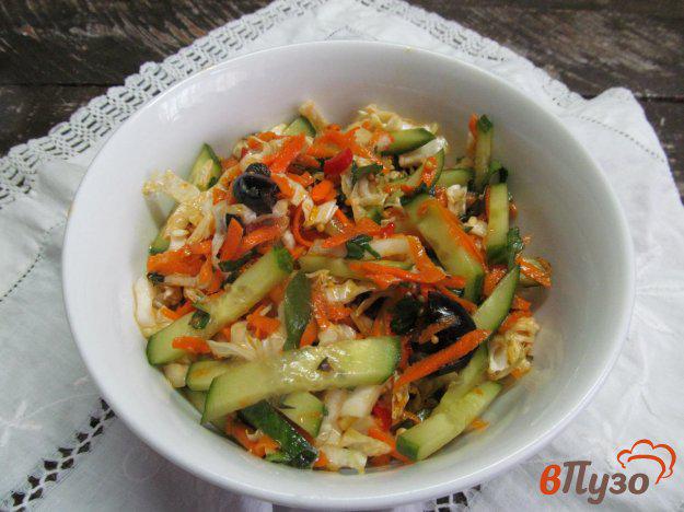 фото рецепта: Овощной салат из пекинской капусты с оливками