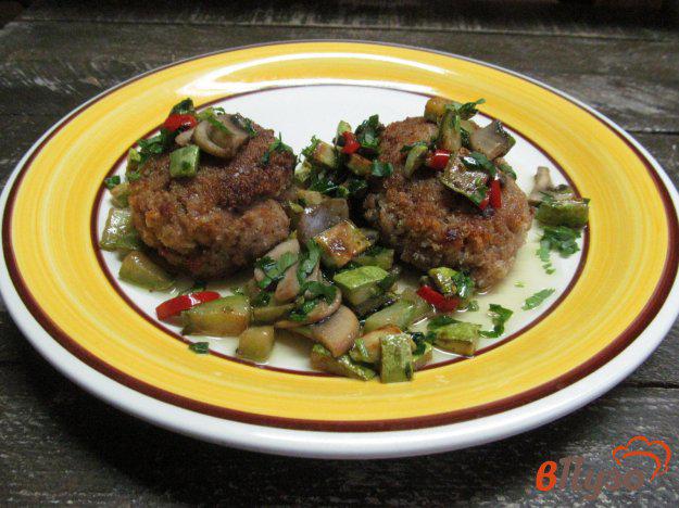 фото рецепта: Котлеты с начинкой под кабачковым салатом