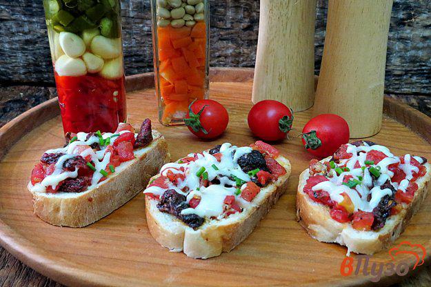 фото рецепта: Горячие бутерброды с вялеными помидорами
