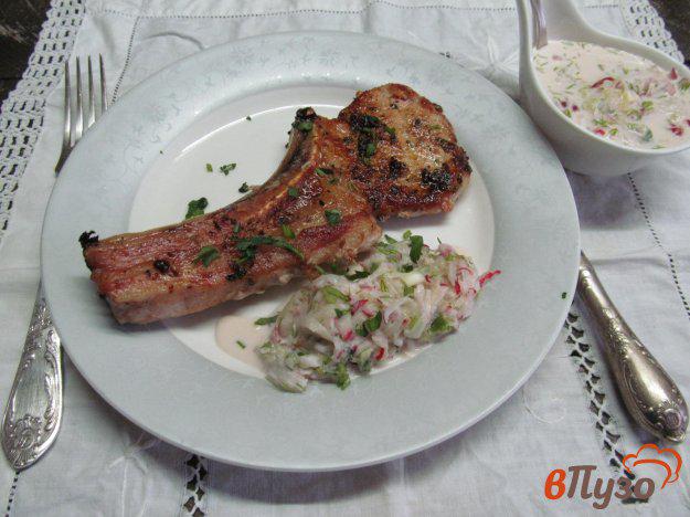 фото рецепта: Свиной стейк с соусом из редиски и огурца