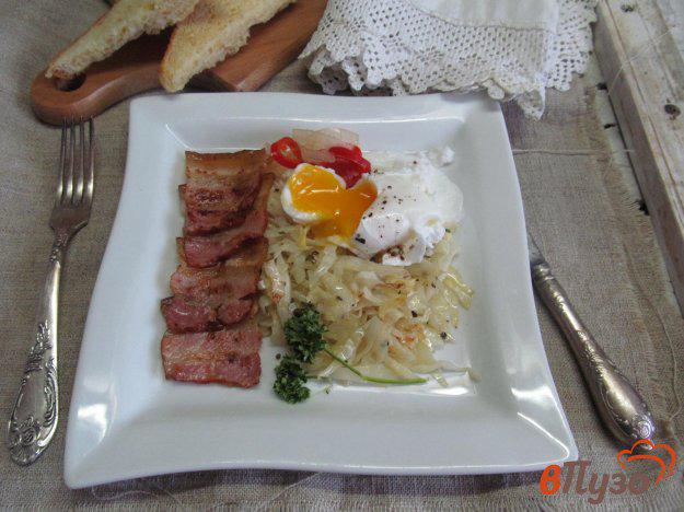 фото рецепта: Жареная капуста с беконом и яйцом пашот