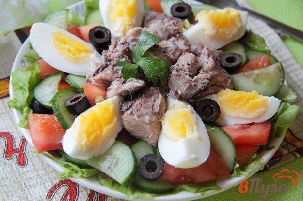 фото рецепта: Овощной салат с тунцом и маслинами
