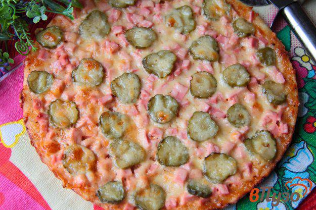 фото рецепта: Пицца с колбасой и маринованными огурцами