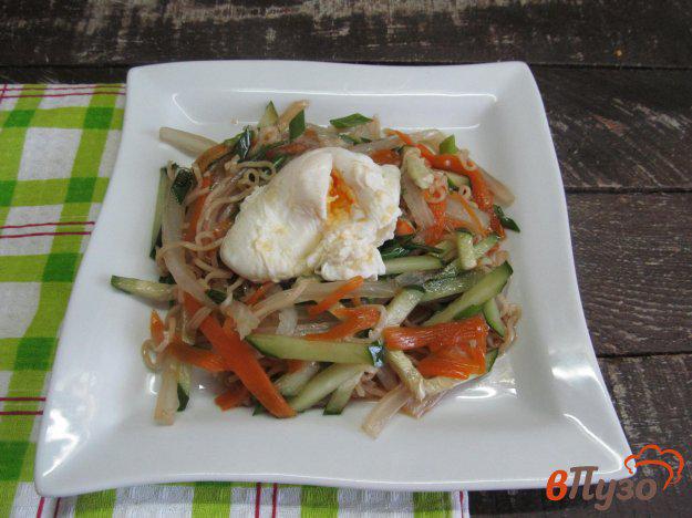 фото рецепта: Теплый салат из вермишели с овощами и яйцом пашот