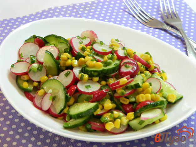 фото рецепта: Салат из редиса, огурцов и сладкой кукурузы