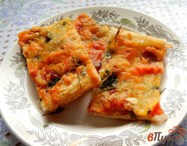 фото рецепта: Пицца с копчеными колбасками и мятой