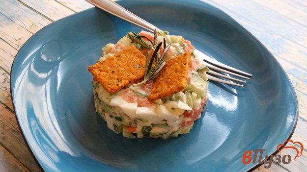 фото рецепта: Салат с красной рыбой и огурцом