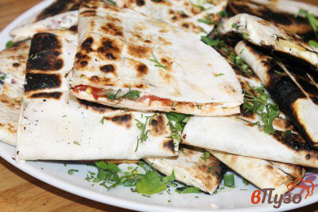 фото рецепта: Тортилья на гриле с плавленым сыром и помидорами