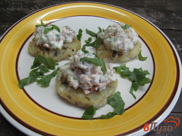 фото рецепта: Картофельные котлеты с салатом из рыбы