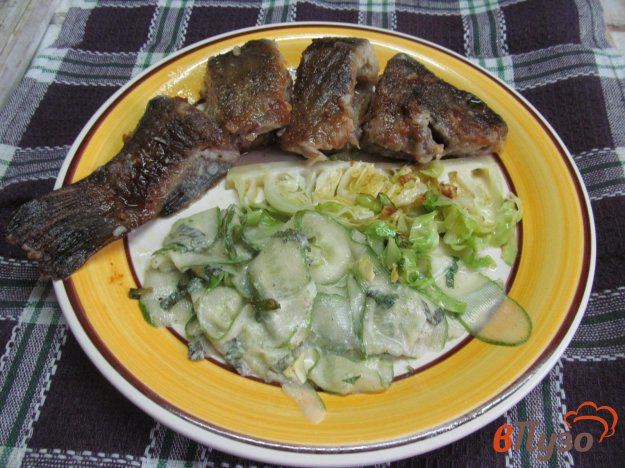 фото рецепта: Жареная рыба с салатом
