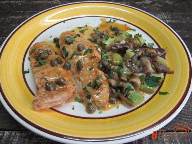 фото рецепта: Куриное филе с гарниром из грибов и кабачка под соусом