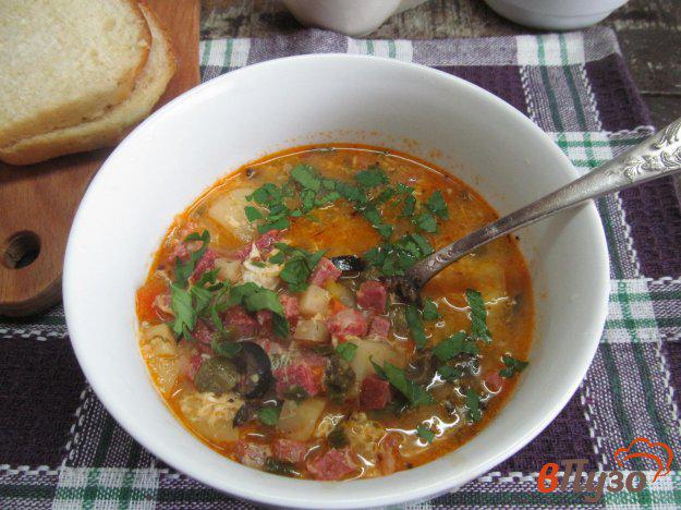 фото рецепта: Овощной суп с колбасой кукурузной крупой и оливками