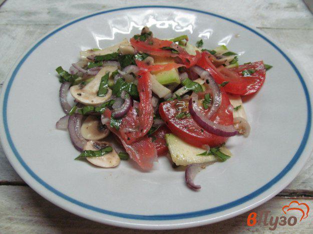фото рецепта: Салат из кабачка с грибами и маринованным имбирем