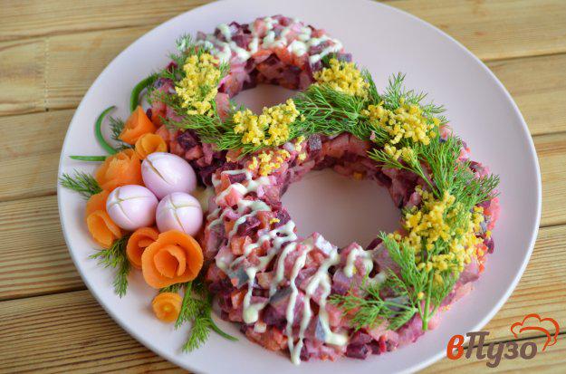 фото рецепта: Праздничный салат в виде восьмерки