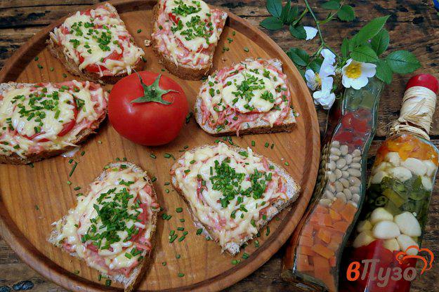 фото рецепта: Горячие бутерброды с колбасой и помидорами