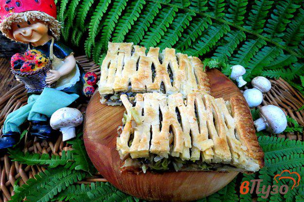 фото рецепта: Слоёный пирог с капустой и грибами