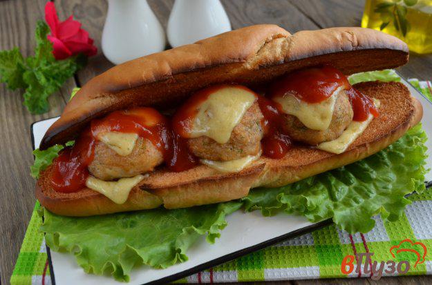 фото рецепта: Горячий бутерброд с фрикадельками, сыром и соусом