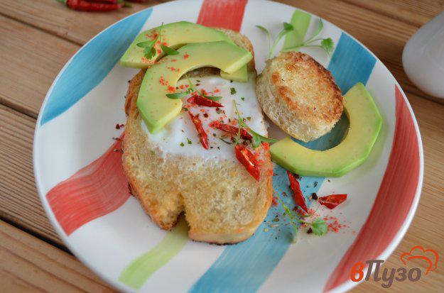 фото рецепта: Тост с яйцом и авокадо