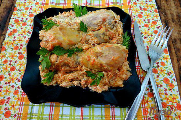 фото рецепта: Куриные голени с луком и морковью в сметане
