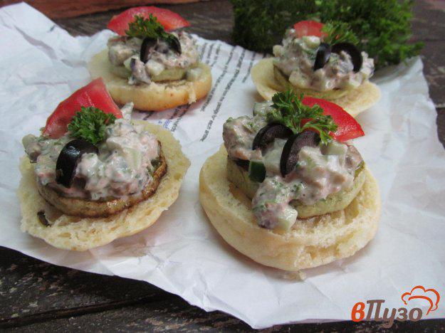 фото рецепта: Мини сэндвичи из кабачка с шпротами и оливками