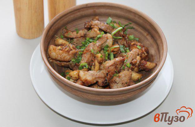 фото рецепта: Жареная свинина с грибами и луком тушеная в соевом соусе