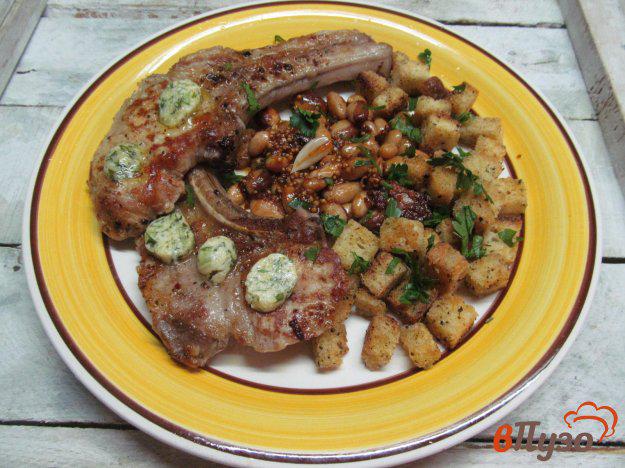 фото рецепта: Свиные стейки с фасолью и сухариками