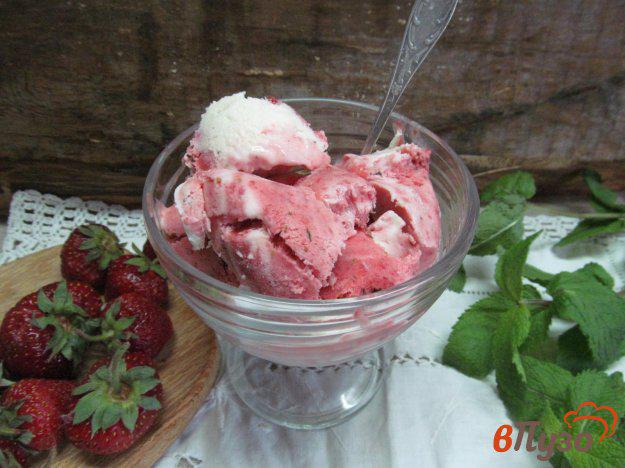 фото рецепта: Клубничное мороженое с базиликом