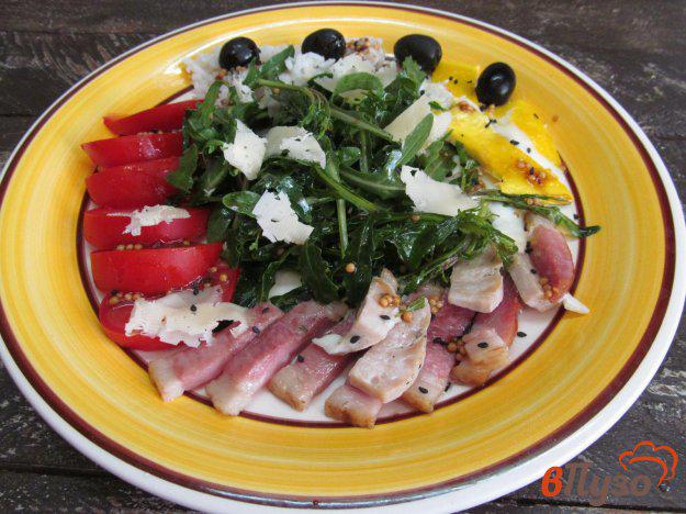 фото рецепта: Салат из рукколы с ветчиной и яйцом