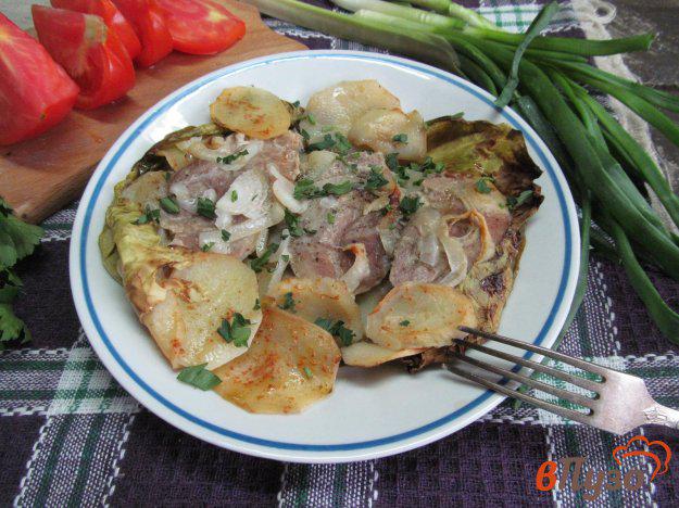 фото рецепта: Свинина с картофелем в капустных листах