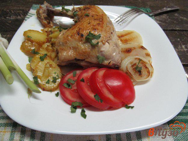фото рецепта: Куриные окорока в мультиварке с картофелем и печеным луком