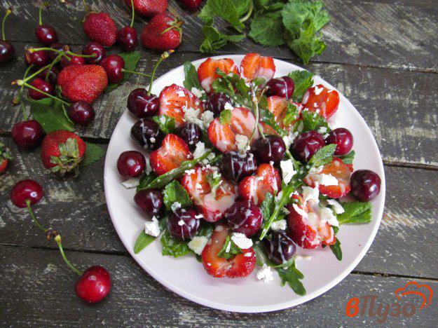 фото рецепта: Летний салат из клубники и черешни