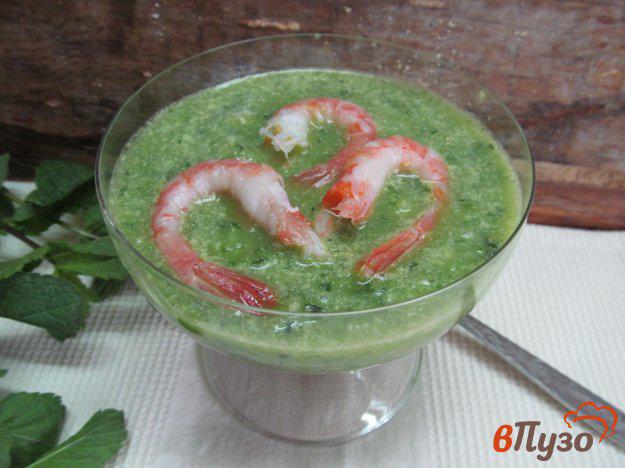 фото рецепта: Холодный зеленый суп на кефире с креветками